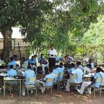 Insolito Estudiantes cojeindo clases debajo de una mata